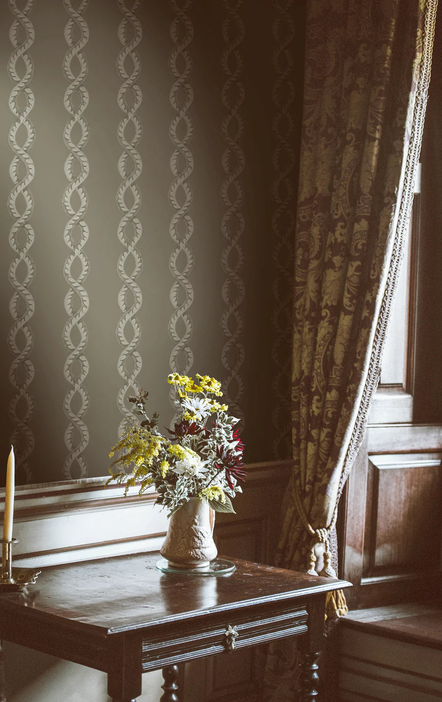 Papier:  Baroque Minimal Wallpaper in Potting Soil