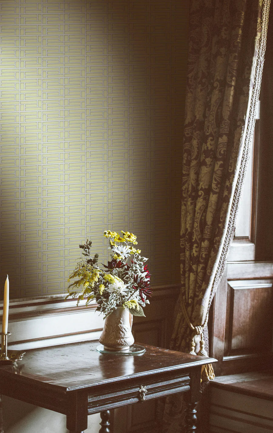 Papier: Lattice Minimal Wallpaper in Parchment