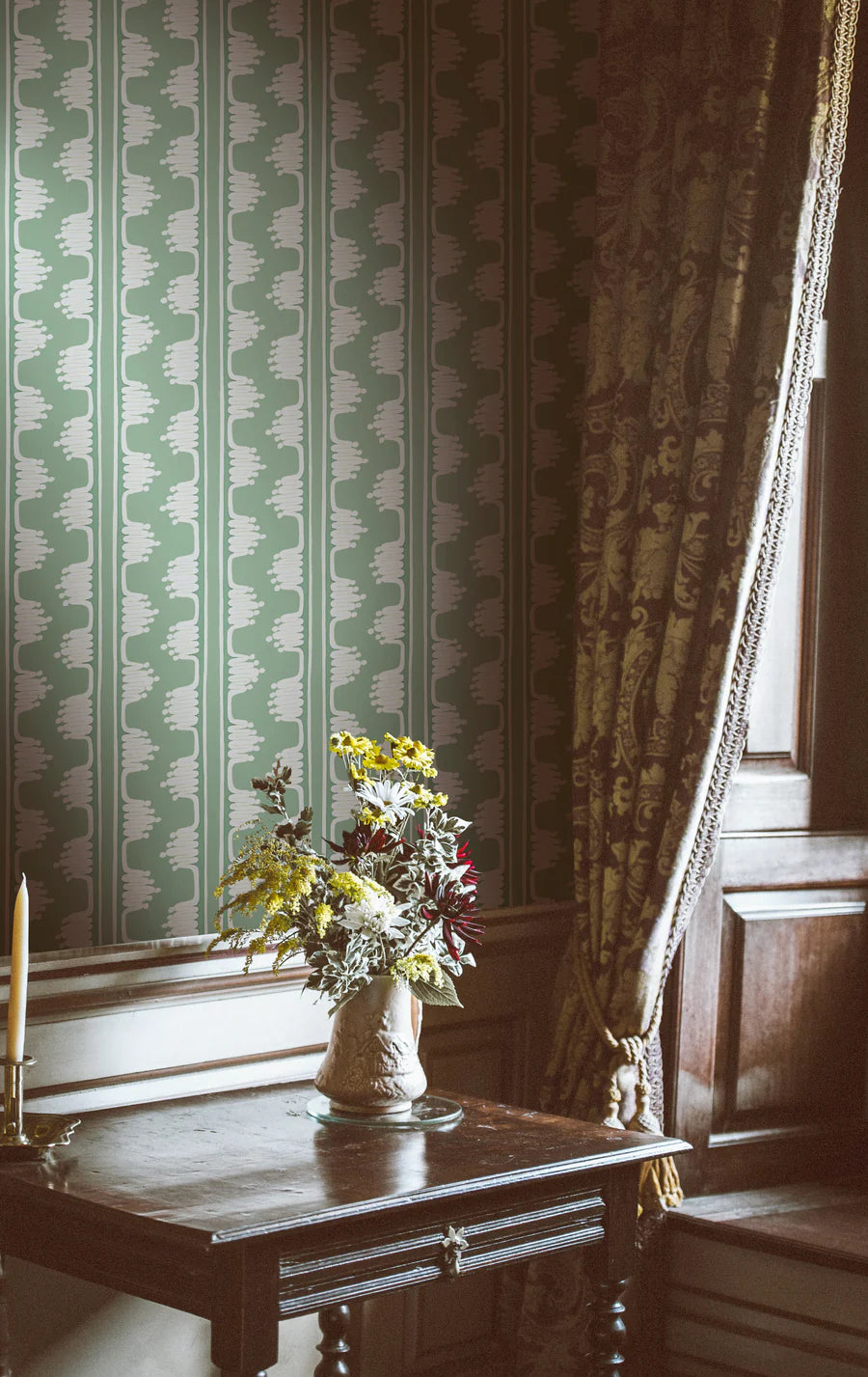 Papier:  Ritz Minimal Wallpaper in Matcha