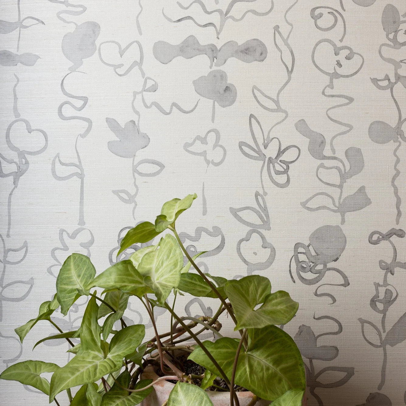 Poppy__PoppyPrintStudio_Grasscloth_Wallpaper_Bossa_Gris_Grey_Floral.webp